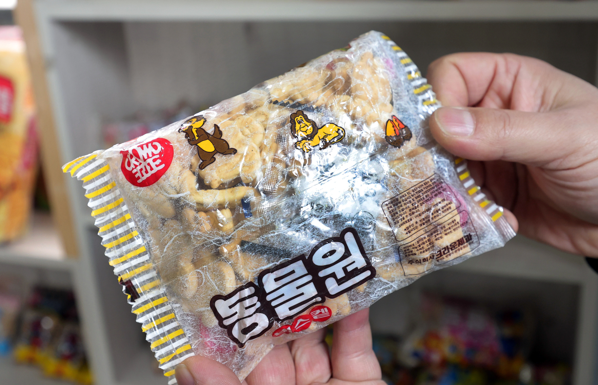 지금은 단종된 과자도 최대한 비슷한 과자를 찾아 내용물을 채워 넣는다. 강정현 기자