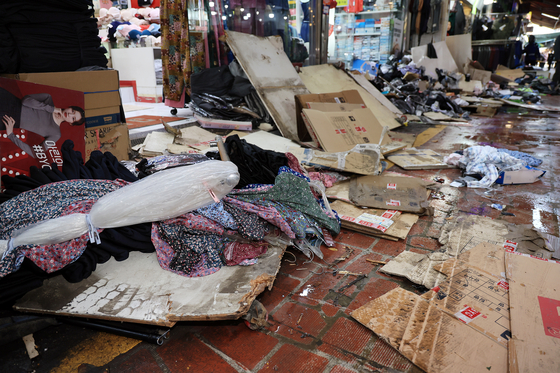 13일 경기 부천 오정구 원종동 제일시장에서 A 씨가 몰던 1톤 트럭이 돌진하는 사고가 발생했다. 사진은 이날 사고 현장의 모습. 뉴스1