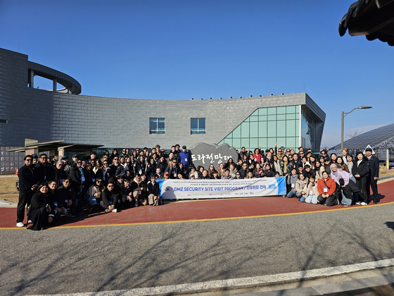 6·25전쟁 참전국·의료지원국 16개국 97명을 포함한 156명이 15일 DMZ 안보견학에 나서 도라산 전망대에서 포즈를 취하고 있다. KUFA