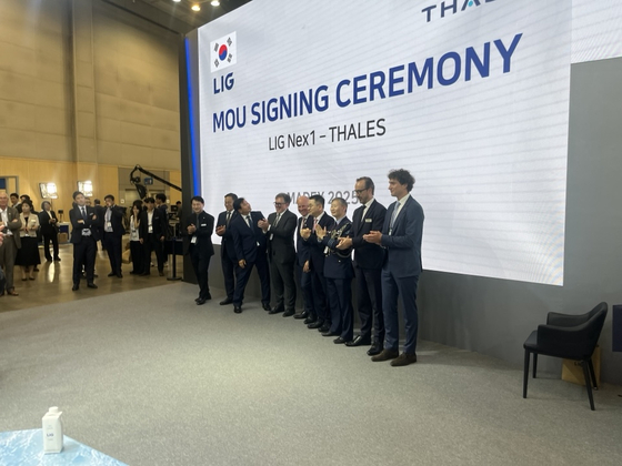 2025년 MADEX에서 있었던 LIG넥스원과 탈레스 MOU 서명식. 출처 네덜란드 대사관