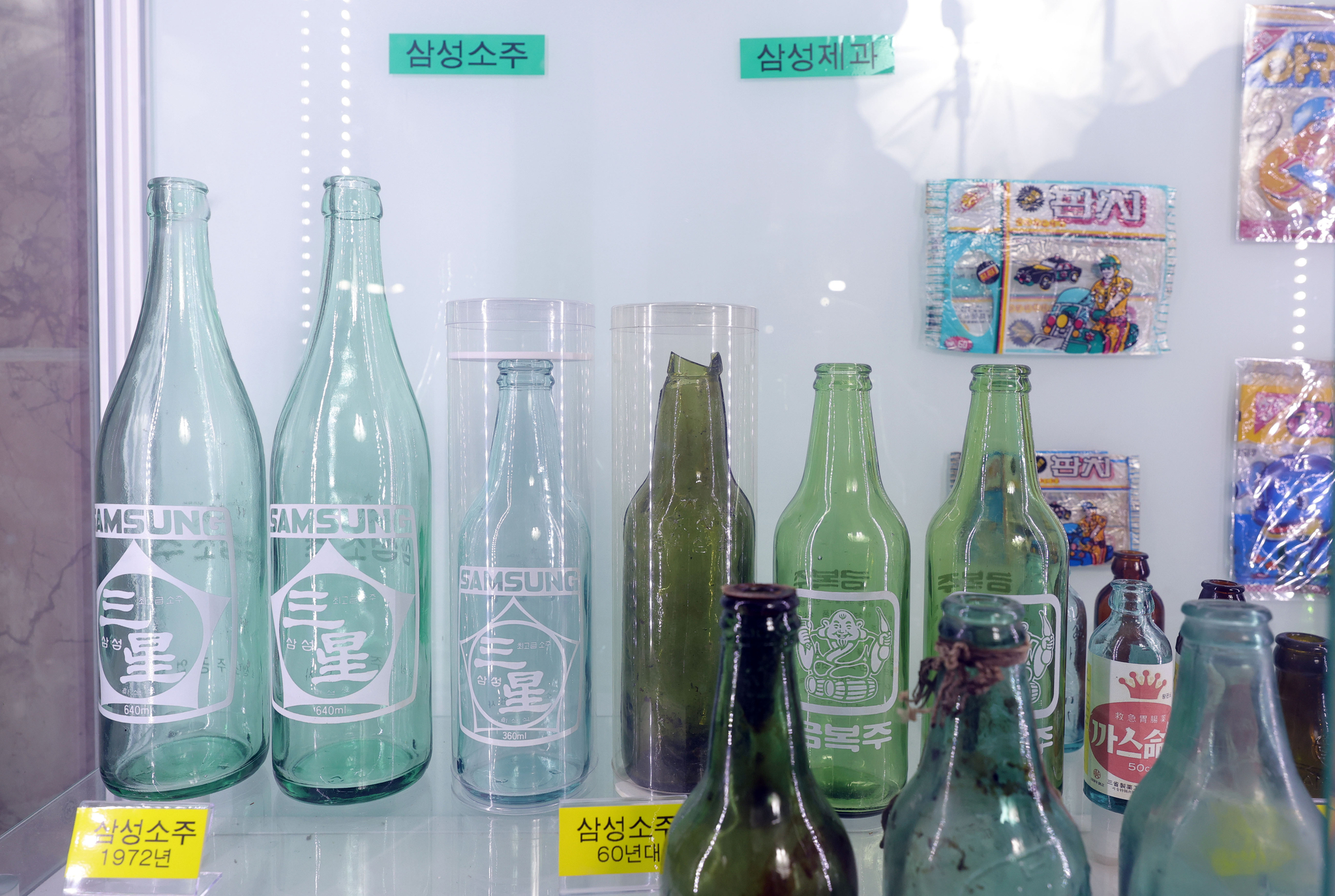 50년도 더 된 삼성 소주병. 삼성이 소주도 만들었나 싶지만. 전시장에 가면 삼성소주 외에 삼성사이다 병도 볼 수 있다. 강정현 기자