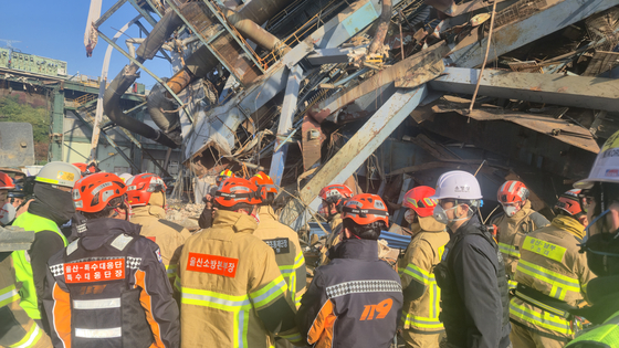 붕괴현장 수색 작업 논의 . 연합뉴스