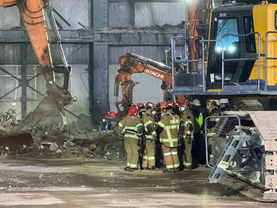 구조대원들 붕괴현장 구조에 혼신. 연합뉴스
