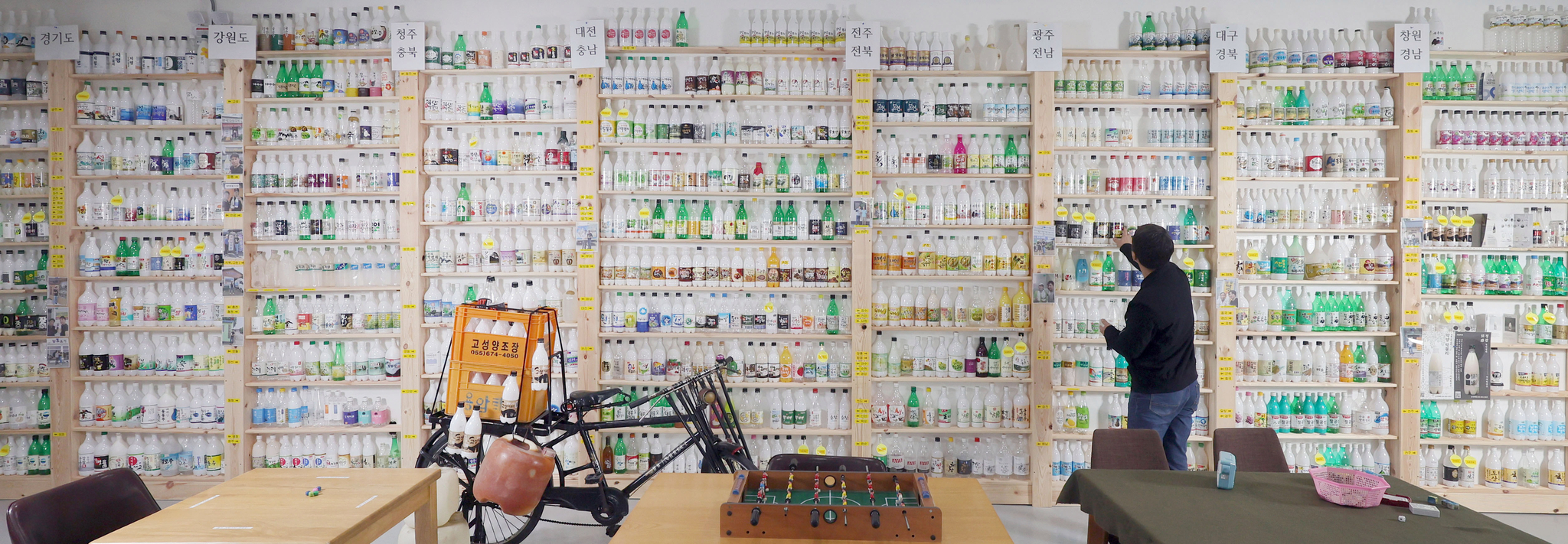 이이교 관장은 최근에는 전국 팔도에서 생산했던 그리고 생산중인 막걸리 병을 모으는데 주력하고 있다고 한다. 이 관장이 수거하거나 실제 양조장을 찾아 수집한 전국 막걸리 병을 정리하고 있다. 강정현 기자