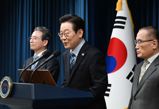 이재명 대통령이 14일 한·미 팩트시트 내용을 발표하고 있다. 왼쪽부터 김용범 정책실장, 이 대통령, 위성락 국가안보실장. [사진 대통령실사진기자단]