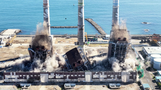 11일 울산 남구 울산화력발전소 보일러 타워 5호기 붕괴 사고 현장에서 매몰자와 실종자 구조를 위해 4?6호기 발파 작업이 진행되고 있다. 송봉근 객원기자 