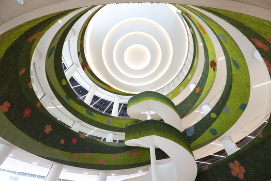 경기도서관은 중앙홀을 중심으로 가장자리의 '경기책길' 중앙 나선형 계단인 '지혜의샘'으로 구성되었다. 공간 곳곳을 산책하듯 탐색할 수 있게 조성한 것. 사진 경기도서관