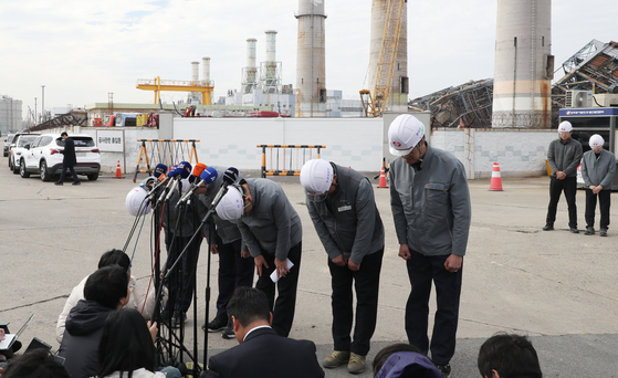 권명호 한국동서발전 사장이 13일 울산화력본부 보일러 타워 붕괴사고 현장 앞에서 대국민 사과를 하고 있다. 뉴스1