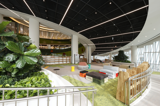 나선형의 '경기책길'은 숲길을 산책하듯 조성했다. 곳곳에 쉼터와 서가를 배치해 누구든 편하게 머무는 공간이다. 사진 경기도서관