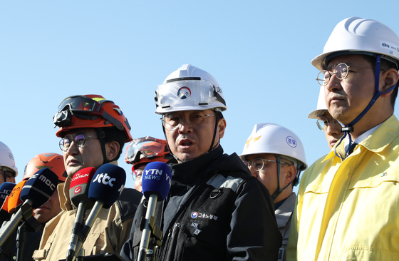 김영훈 고용노동부 장관이 지난 15일 한국동서발전 울산화력발전소 후문 앞에서 보일러 타워 붕괴사고 관련 브리핑을 하고 있다. 사진 뉴스1