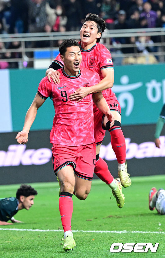 [OSEN=대전, 최규한 기자] 1년 8개월 만에 대표팀으로 돌아온 조규성이 골맛을 봤다. 손흥민도 프리킥 득점으로 한국을 승리로 이끌었다.홍명보 감독이 이끄는 한국축구대표팀(FIFA 랭킹 22위)은 14일대전월드컵경기장에서 볼리비아(76위)와 11월 A매치 1차전을 치러 2-0으로 승리했다.후반 막판 한국 조규성이 팀 두번째 골을 작렬시킨 뒤 배준호와 환호하고 있다. 2025.11.14 / dreamer@osen.co.kr