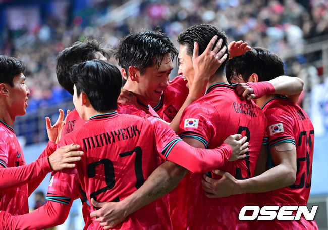 [OSEN=대전, 최규한 기자] 1년 8개월 만에 대표팀으로 돌아온 조규성이 골맛을 봤다. 손흥민도 프리킥 득점으로 한국을 승리로 이끌었다.홍명보 감독이 이끄는 한국축구대표팀(FIFA 랭킹 22위)은 14일대전월드컵경기장에서 볼리비아(76위)와 11월 A매치 1차전을 치러 2-0으로 승리했다.후반 막판 한국 조규성이 팀 두번째 골을 작렬시킨 뒤 동료들과 환호하고 있다. 2025.11.14 / dreamer@osen.co.kr