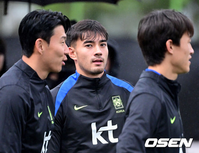 [OSEN=고양, 최규한 기자] 홍명보 감독이 이끄는 대한민국 축구 국가대표팀이 7일 오후 경기도 고양종합운동장 보조경기장에서 오는 10일 브라질과의 평가전을 앞두고 오픈트레이닝을 진행했다.한국 축구대표팀과 브라질은 오는 10일 서울월드컵경기장에서 친선경기를 갖는다.A대표팀 옌스 카스트로프를 비롯한 선수들이 훈련을 펼치고 있다. 2025.10.07 / dreamer@osen.co.kr