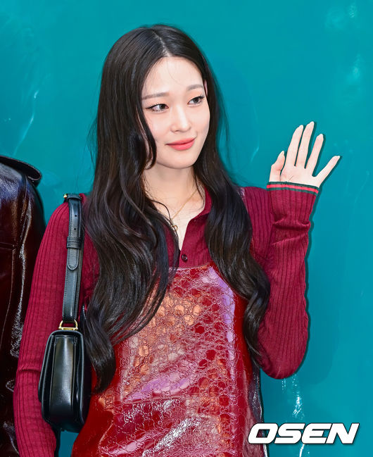 [OSEN=지형준 기자] 2일 서울 강남구 청담동 구찌 청담 플래그십 스토어에서 구찌 오스테리아 서울 이전·리뉴얼 오픈 기념 행사가 열렸다.이날 가수 올데이 프로젝트, 미야오 나린, 스트레이 키즈 리노, 박재범, 배우 박규영, 이영애, 이정재가 참석했다.가수 올데이 프로젝트 애니가 포토타임을 가지고 있다. 2025.09.02 /jpnews@osen.co.kr