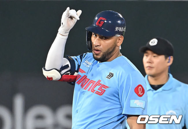 [OSEN=부산, 이석우 기자] 15일 부산 사직야구장에서 2025 신한 SOL 뱅크 KBO 리그 롯데 자이언츠와 삼성 라이온즈의 경기가 열렸다. 홈팀 롯데는 이민석이, 방문팀 삼성은 가라비토가 선발 출전했다.롯데 자이언츠 레이예스가 7회말 2사 1루 우익수 왼쪽 1타점 2루타를 치고 세리머니를 하고 있다. 2025.08.15 / foto0307@osen.co.kr