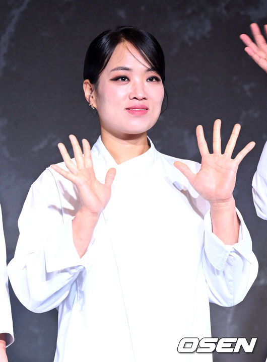 [OSEN=이대선 기자] 7일 오전 서울 호텔 나루 서울 엠갤러리에서 넷플릭스 '흑백요리사: 요리 계급 전쟁' TOP8 기자와의 ‘맛’남 행사가 열렸다.'흑백요리사'는 한국을 비롯해전 세계28개국 TOP 10에 오르며 지난달 17일 공개 이후 2주 연속 넷플릭스 글로벌 TOP 10 TV(비영어) 부문 1위를 기록했다.정지선이 취재진 질문을 듣고 있다. 2024.10.07 /sunday@osen.co.kr