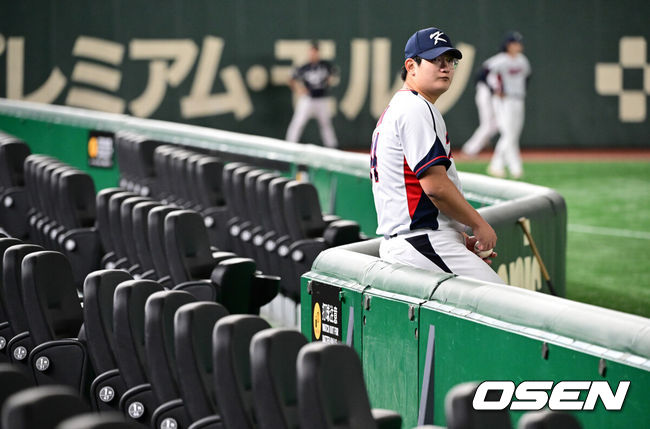 [OSEN=도쿄(일본), 조은정 기자]류지현 감독이 이끄는 대한민국 야구 대표팀이 14일 일본 도쿄돔에서 월드베이스볼클래식(WBC) 대비 한일 평가전을 앞두고 훈련을 가졌다. 한국 대표팀은 14일일 훈련을 하고 15일과 16일 일본과 두 차례 평가전을 치른다.훈련을 마친 김서현이 정비를 하고 있다. 2025.11.14 /cej@osen.co.kr