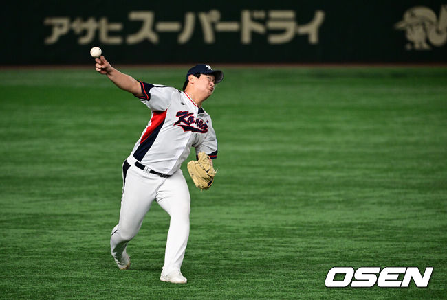 [OSEN=도쿄(일본), 조은정 기자]류지현 감독이 이끄는 대한민국 야구 대표팀이 14일 일본 도쿄돔에서 월드베이스볼클래식(WBC) 대비 한일 평가전을 앞두고 훈련을 가졌다. 한국 대표팀은 14일일 훈련을 하고 15일과 16일 일본과 두 차례 평가전을 치른다.김서현이 훈련을 하고 있다. 2025.11.14 /cej@osen.co.kr