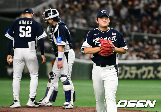 [OSEN=도쿄(일본), 조은정 기자] 한국 야구 대표팀이 한일전 첫 번째 경기에서 뼈아픈 역전패를 허용했다. 2023년 WBC(월드베이스볼클래식)에 이어서 또 한 번 마운드의 차이를 여실히 느꼈다.한국은 15일 일본 도쿄도 도쿄돔에서 열린 ‘2025 NAVER K-BASEBALL SERIES’ 일본과의 1차전에서 4-11역전패를 당했다. 이날 패배로 한국은 성인 대표팀 경기에서 2015년 프리미어12 준결승 4-3 승리 이후일본에 10연패(아시안게임 제외)를 당하고 말았다.5회말 무사 1,2루에서 대한민국 김택연이 교체되고 있다. 2025.11.15 /cej@osen.co.kr