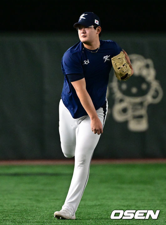 [OSEN=도쿄(일본), 조은정 기자] 16일 오후 일본 도쿄돔에서  ‘2025 NAVER K-BASEBALL SERIES’ 대한민국과 일본의 2차전 경기가 열린다.한국은 정우주, 일본은 카네마루 유메토를 선발투수로 내세웠다.김서현이 훈련을 하고 있다. 2025.11.16 /cej@osen.co.kr