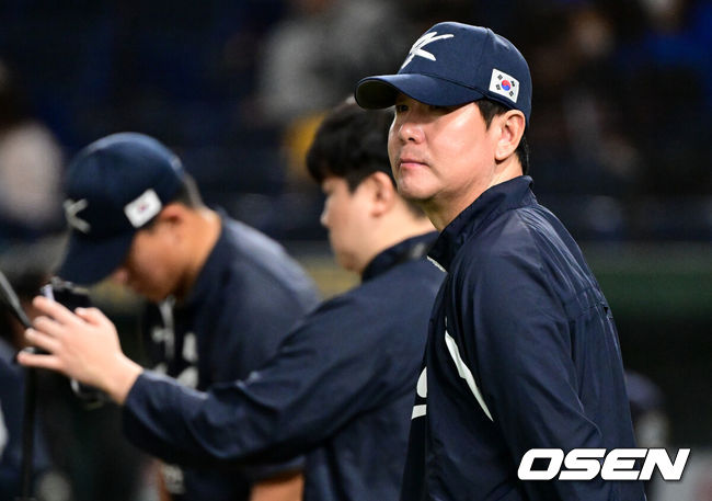 [OSEN=도쿄(일본), 조은정 기자] 16일 오후 일본 도쿄돔에서  ‘2025 NAVER K-BASEBALL SERIES’ 대한민국과 일본의 2차전 경기가 열린다.한국은 정우주, 일본은 카네마루 유메토를 선발투수로 내세웠다.류지현 감독이 훈련을 지켜보고 있다. 2025.11.16 /cej@osen.co.kr