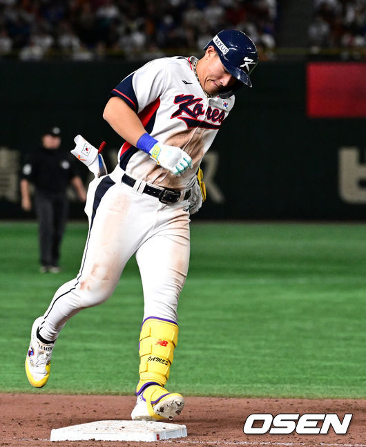 [OSEN=도쿄(일본), 조은정 기자] 16일 오후 일본 도쿄돔에서  ‘2025 NAVER K-BASEBALL SERIES’ 대한민국과 일본의 2차전 경기가 열렸다.한국은 정우주, 일본은 카네마루 유메토를 선발투수로 내세웠다.8회말 1사에서 대한민국 안현민이 좌중월 솔로 홈런을 치고 그라운드를 돌고 있다. 2025.11.16 /cej@osen.co.kr