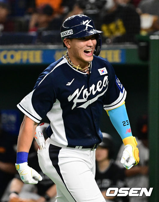 [OSEN=도쿄(일본), 조은정 기자] 한국 야구 대표팀이 한일전 첫 번째 경기에서 뼈아픈 역전패를 허용했다. 2023년 WBC(월드베이스볼클래식)에 이어서 또 한 번 마운드의 차이를 여실히 느꼈다.한국은 15일 일본 도쿄도 도쿄돔에서 열린 ‘2025 NAVER K-BASEBALL SERIES’ 일본과의 1차전에서 4-11역전패를 당했다. 이날 패배로 한국은 성인 대표팀 경기에서 2015년 프리미어12 준결승 4-3 승리 이후일본에 10연패(아시안게임 제외)를 당하고 말았다.4회초 무사 1루에서 대한민국 안현민이 선제 2타점 좌중월 투런포를 날린 뒤 베이스를 돌고 있다. 2025.11.15. /cej@osen.co.kr