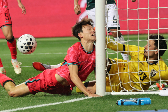 지난 14일 대전월드컵경기장에서 열린 남자축구 국가대표 A매치 평가전 대한민국과 볼리비아의 경기에서 이재성이 몸을 날려 헤더슛을 한 뒤 골대에 얼굴을 부딪치고 있다. 연합뉴스