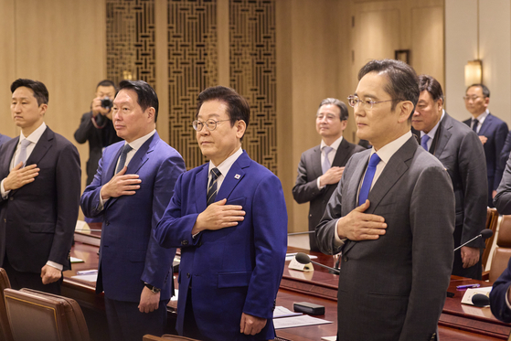 이재명 대통령이 16일 서울 용산 대통령실 청사에서 열린 한미 관세협상 후속 민관 합동회의에서 국민의례를 하고 있다. [사진 대통령실]