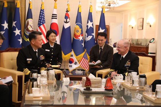 강동길(대장) 해군참모총장과 대릴 커들(Daryl L. Caudle, 대장) 미국 해군참모총장이 11월 14일 서울에서 만나 양국 해군 군사협력 증진방안에 대해 논의하고 있다. 사진 해군