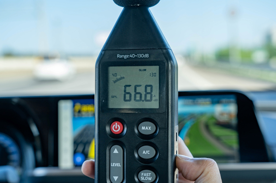 토요타 크라운 하이브리드 실내소음.