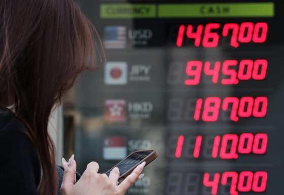 서울 중구 명동거리의 환전소에서 외국인들이 환전을 하고 있다. 뉴스1