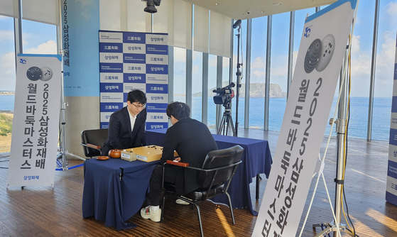 16일 2025 삼성화재배 결승 1국이 제주도 휘닉스 아일랜드 글라스하우스 2층에서 진행됐다. 사진은 결승전 대국 중인 딩하오 9단(왼쪽)과 랴오위안허 9단. 손민호 기자