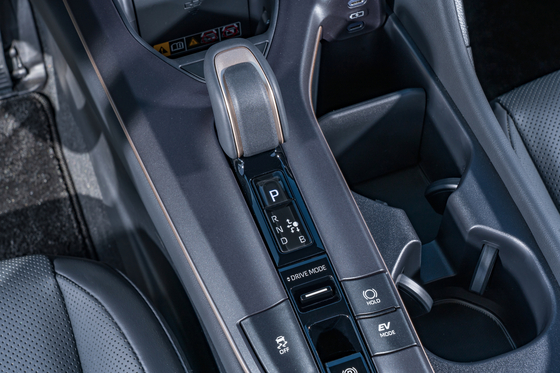 전통적 로브 기어의 토요타 크라운 하이브리드.