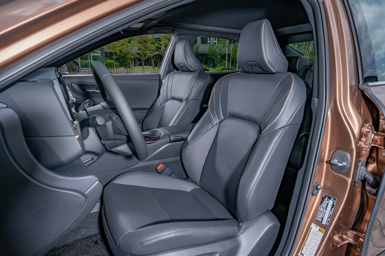 토요타 크라운 하이브리드 운전석.