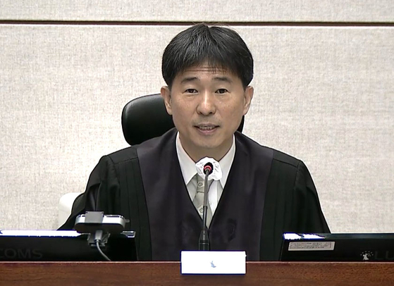 지귀연 부장판사가 지난달 2일 서울 서초구 서울중앙지방법원에서 열린 윤석열 전 대통령의 내란 우두머리·직권남용 권리행사 방해 혐의 사건 속행 공판에서 발언하고 있다. 사진 서울중앙지법