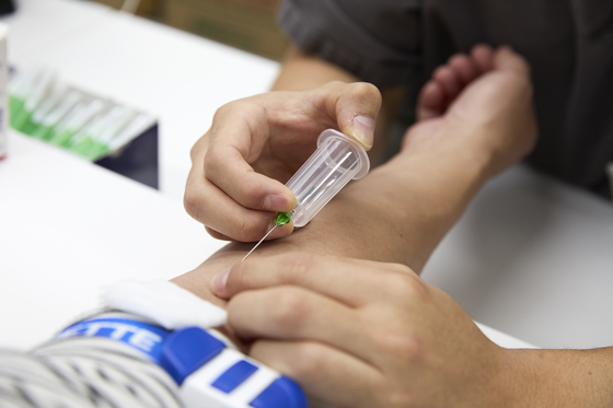 간염 검사를 하기 위해 혈액을 채취하는 모습. 중앙포토