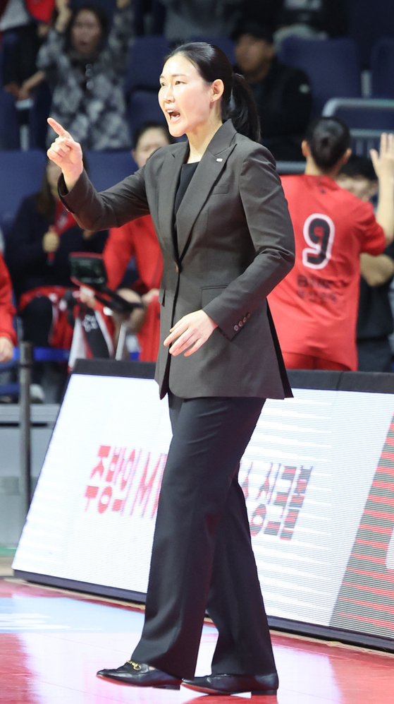 첫 여성 사령탑 대결에서 승리한 박정은 BNK 감독. 연합뉴스