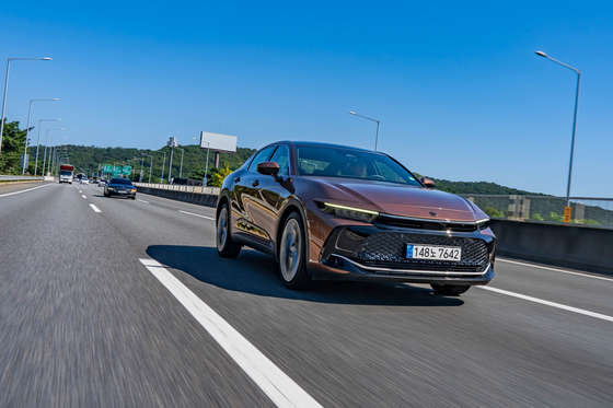 토요타 크라운 하이브리드. 