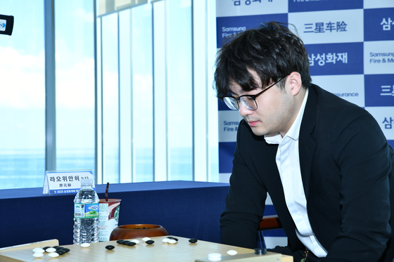 16일 열린 2025 삼성화재배 결승 1국에서 선승한 랴오위안허 9단. 사진 한국기원