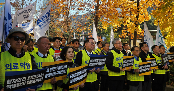 김택우 대한의사협회 회장 및 참석자들이 16일 오후 서울 여의도 국회 인근에서 열린 '국민건강수호 및 의료악법저지를 위한 전국의사 대표자 궐기대회'에서 구호를 외치고 있다. 채혜선 기자 