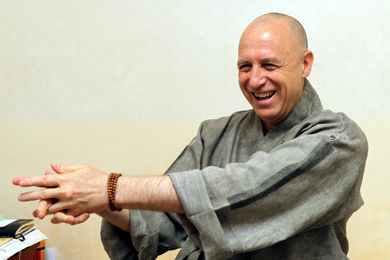 대학에서 심리학을 전공하고, 심리상담사로도 일했던 대봉 스님은 숭산 스님의 법문을 듣고 충격을 받았다. 중앙포토