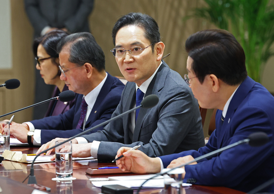 이재용 삼성전자 회장이 16일 용산 대통령실에서 열린 한미 관세협상 후속 민관 합동회의에서 발언하고 있다.   오른쪽부터 이재명 대통령, 이재용 삼성전자 회장, 여승주 한화그룹 부회장, 오현주 국가안보실 제3차장.연합뉴스