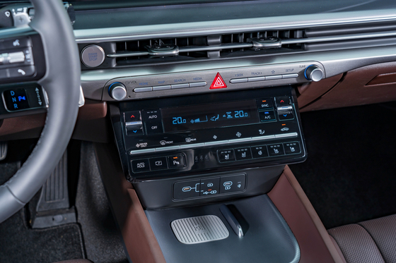 기어 레버가 운전대에 달린 현대 그랜저 하이브리드.