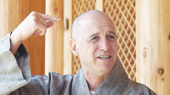  대봉 스님은 유대계 미국인 출신이다. 숭산 스님의 법문을 듣고 한국으로 출가했다. 중앙포토