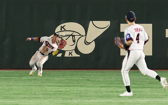 (도쿄=뉴스1) 구윤성 기자 = 16일 오후 일본 도쿄돔에서 열린 월드베이스볼클래식(WBC) 대비 평가전 '2025 케이 베이스볼 시리즈(K-BASEBALL SERIES)' 일본과의 2차전 경기. 대한민국 우익수 안현민이 6회말 1사 주자없는 상황 일본 나카무라의 타구를 잡아내고 있다. 2025.11.16/뉴스1