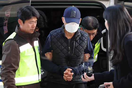 부천 제일시장에서 1톤 트럭으로 돌진사고를 낸 60대 운전자 A씨가 15일 오후 경기 부천시 인천지방법원 부천지원에서 열린 구속 전 피의자 심문(영장실질심사)에 출석하고 있다. 뉴스1