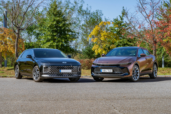 현대 그랜저 하이브리드(왼쪽)와 토요타 크라운 하이브리드. 