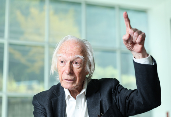 11일 서울대에서 중앙일보와 인터뷰하는 데니스 노블 영국 옥스퍼드대 명예교수(DGIST 초빙 석좌교수). 우상조 기자