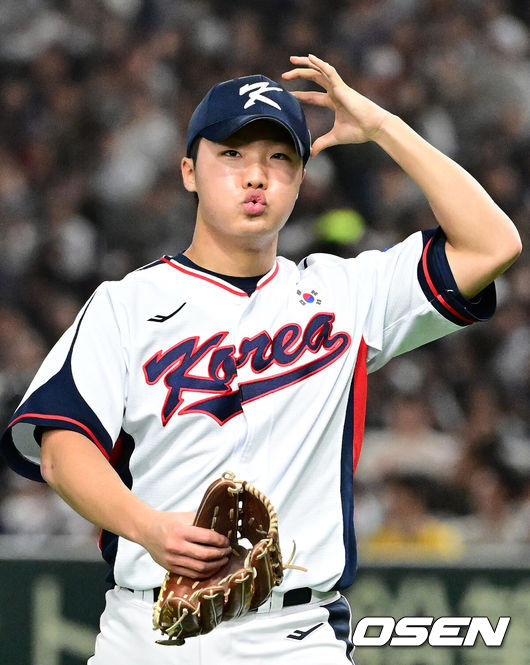 [OSEN=도쿄(일본), 조은정 기자] 16일 오후 일본 도쿄돔에서  ‘2025 NAVER K-BASEBALL SERIES’ 대한민국과 일본의 2차전 경기가 열렸다.한국은 정우주, 일본은 카네마루 유메토를 선발투수로 내세웠다.2회초 2사 2,3루에서 대한민국 정우주가 일본 이시카미 다이키를 삼진 처리하고 더그아웃으로 가고 있다. 2025.11.16 /cej@osen.co.kr